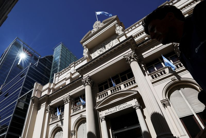 Argentina, golpeada por la inflación, presenta un nuevo billete de primera categoría con un valor de sólo 10 dólares